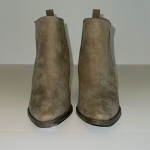 Qupid size 6 taupe suede pull on ankle boots with 3 1/2 inch heels, new with tag